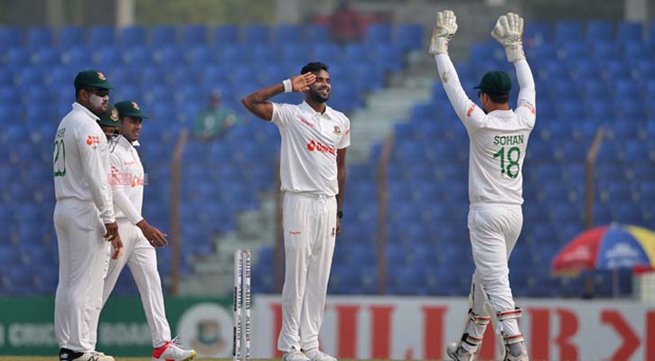 আয়ারকে আউট করার পর ভোগাচ্ছেন টেল-এন্ডাররা